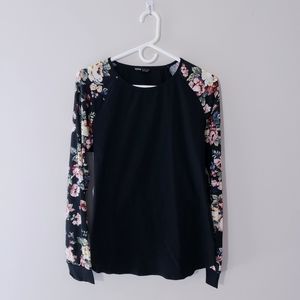 ❗4 for $20❗ Black and Floral Long sleeve top